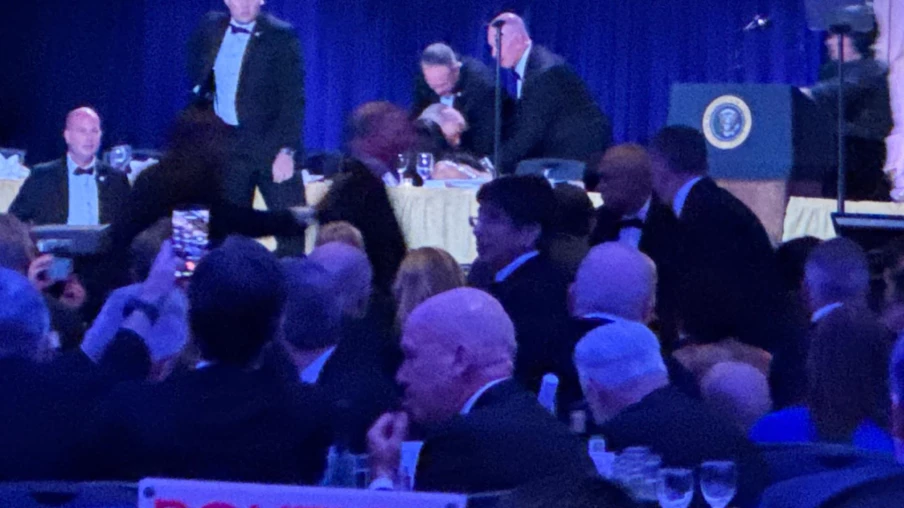 Tirs lors du dîner des correspondants : Trump évacué, tireur arrêté