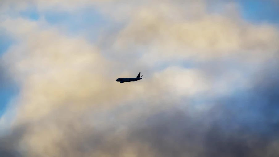 Initiative suisse pour taxer les avions et financer le train