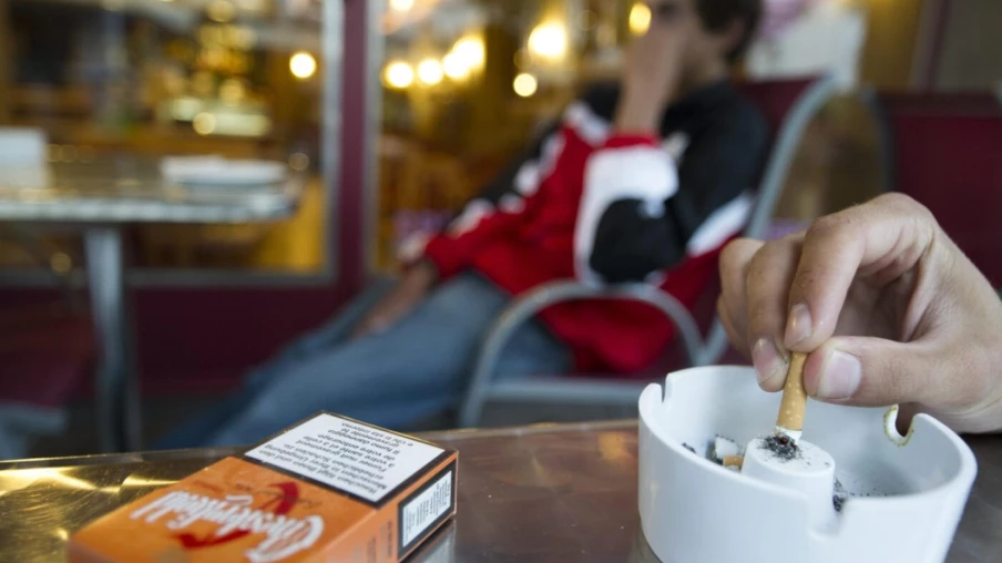 Genève lance une campagne contre la fumée passive en terrasse