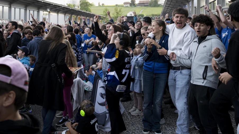 Fribourg-Gottéron : accueil triomphal des champions de hockey