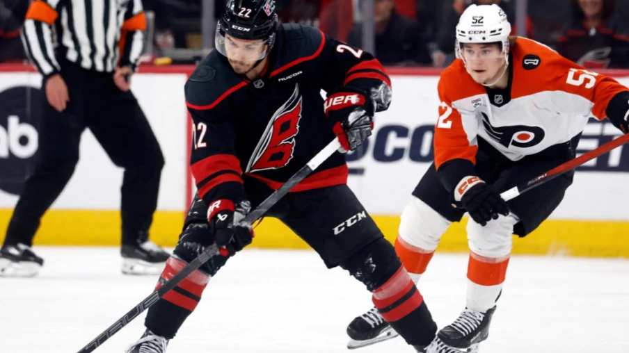 Logan Stankoven scelle la victoire des Hurricanes 3-0 sur les Flyers