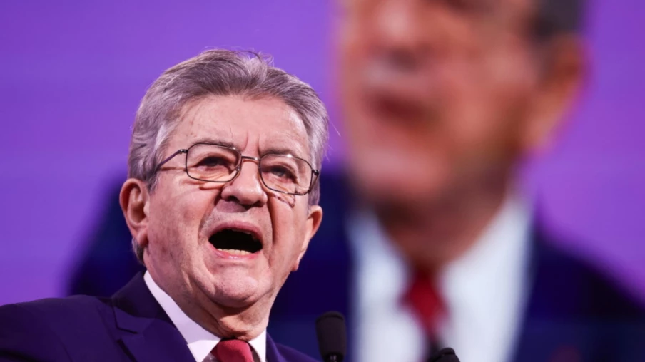 Jean-Luc Mélenchon officialise sa candidature à la présidentielle 2027