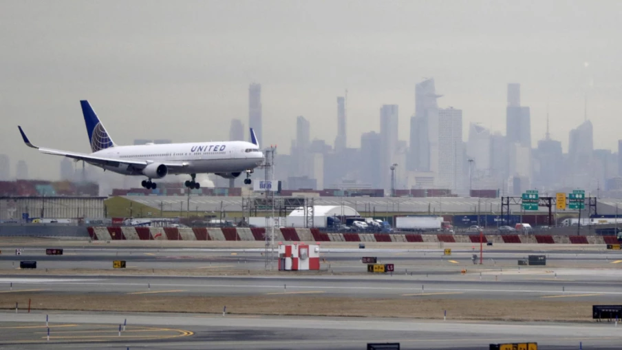 Un avion United Airlines heurte un camion et un lampadaire à Newark