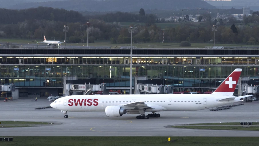 La majorité des Suisses fière de prendre l'avion, peu de honte