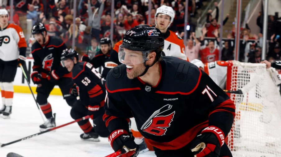 Carolina bat Philadelphie en prolongation et signe son 6e succès