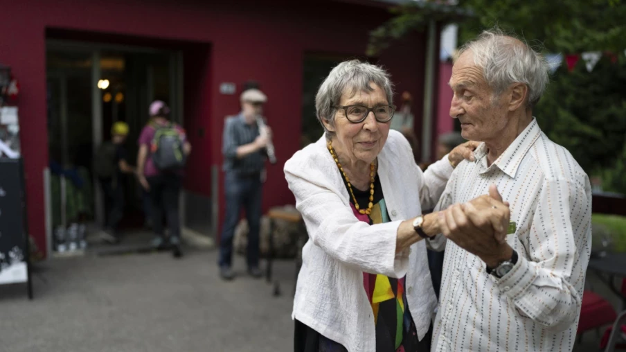 Cours de danse pour seniors en plein essor, soirées disco prisées