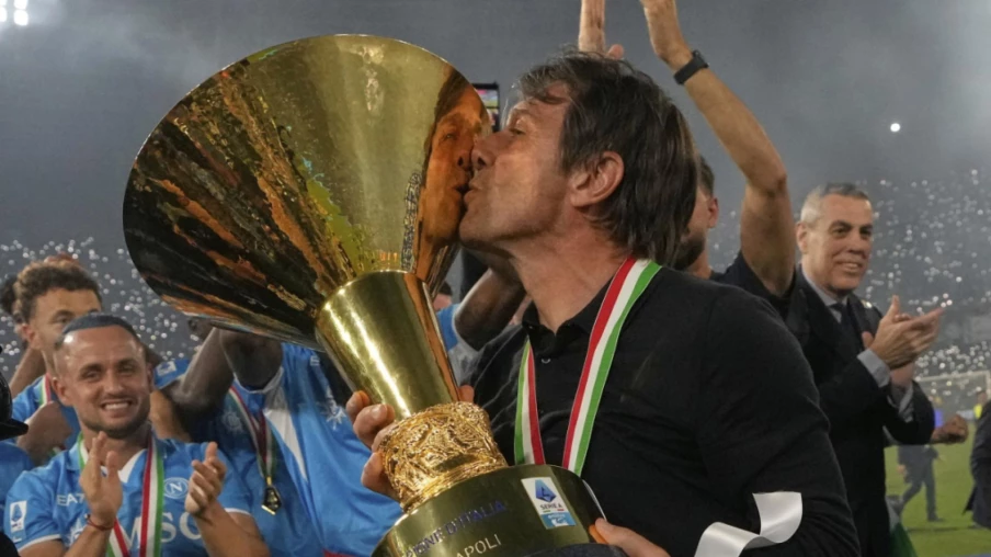 Antonio Conte confirmé comme entraîneur de Naples pour la prochaine saison