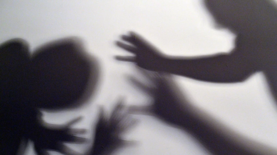 Violences domestiques : surveillance dynamique par bracelet électronique en Suisse