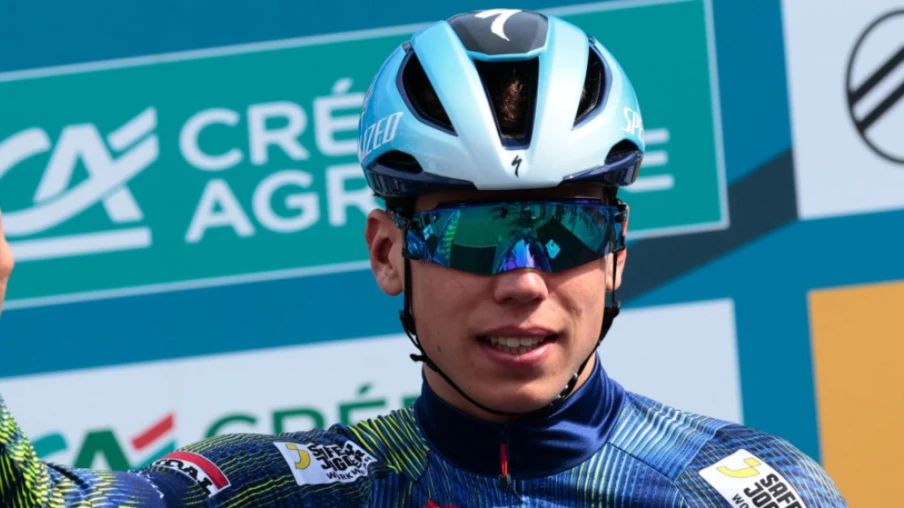 Paul Magnier remporte la 1re étape du Giro et endosse le maillot rose