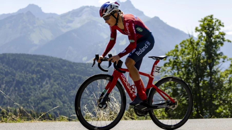 Vuelta femenina 2026 : Stiasny s'impose à l'Angliru, Blasi championne
