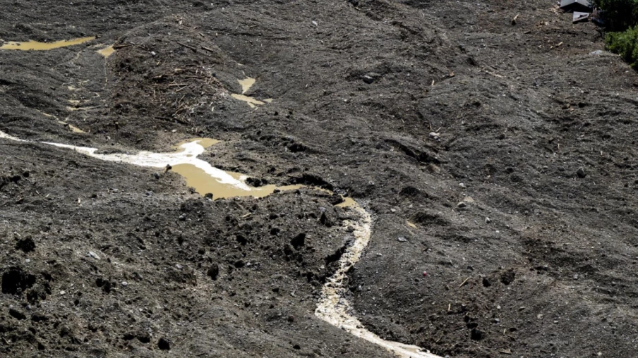 La Lonza traverse le cône d'éboulis de Blatten et le barrage de Ferden se remplit à nouveau