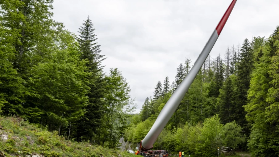 Transport des pales du parc éolien Sur Grati dans le Jura vaudois
