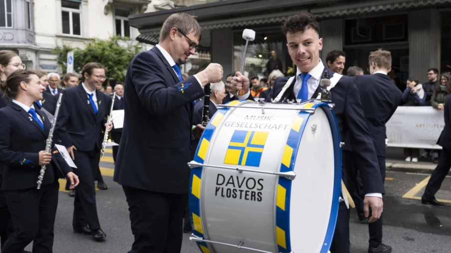 Fête fédérale de musique à Bienne : la parade démarre malgré la pluie
