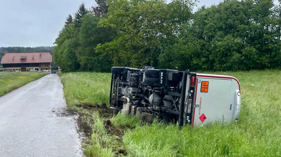 Camion-citerne renversé à Sâles (FR) : chauffeur blessé, pas de fuite