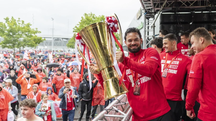 FC Thoune fête son titre de champion sous la pluie