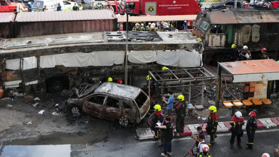 Collision train-bus à Bangkok : au moins 8 morts et 35 blessés