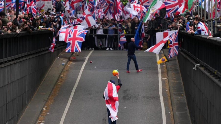 Londres : marche de Tommy Robinson et contre-manifestation