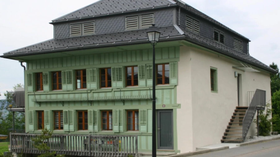 Le Clou rouge de Patrimoine Suisse s’arrête à Botterens (FR)