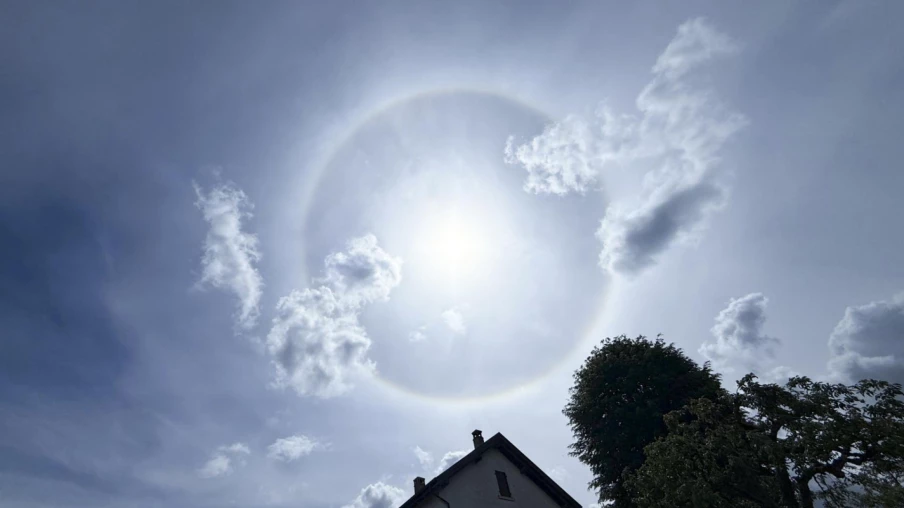 Un photographe de Keystone-ATS saisit un halo au-dessus de l'Ajoie