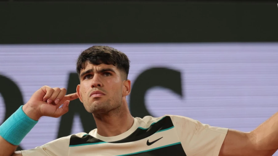 Alcaraz Surmonte Dzumhur et Se Qualifie pour les 8es de Finale à Roland-Garros