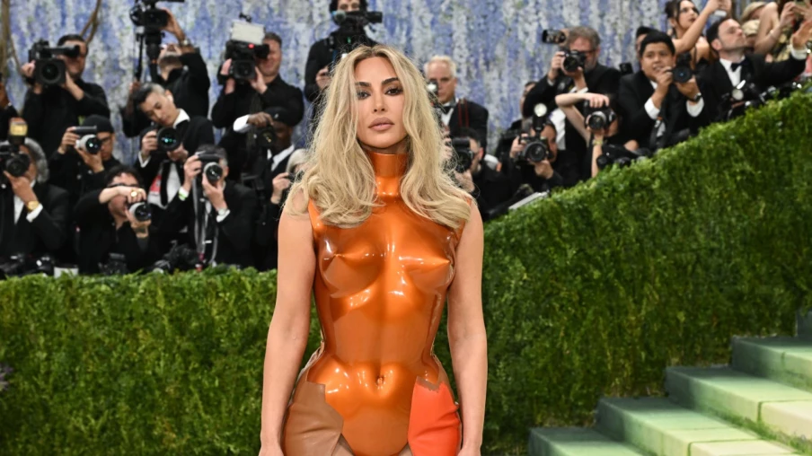Kim Kardashian réclame 1 € de dommages pour agression à Paris en 2016