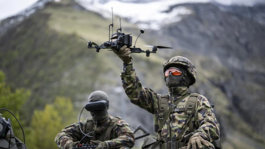 L'armée suisse poursuit les essais de minidrones FPV sur le terrain