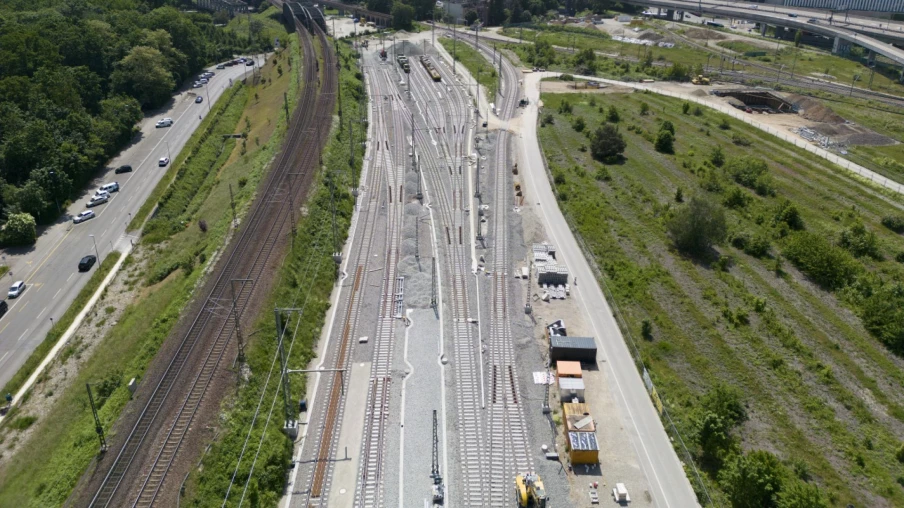 La commission critique la planification ferroviaire et les surcoûts