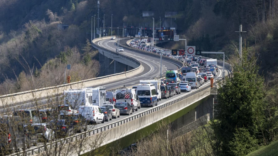 Pentecôte : trafic intense et jusqu'à 20 km de bouchons au Gothard
