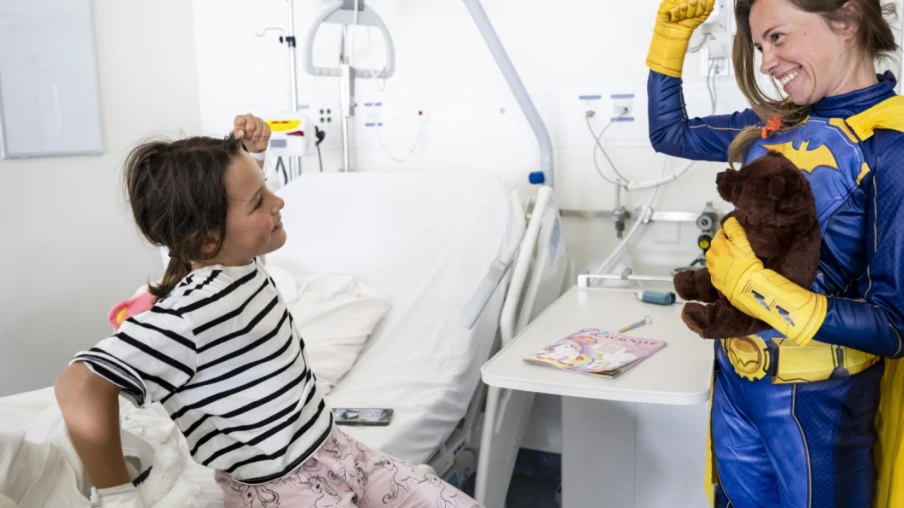 Lausanne : cordistes déguisés en super-héros au CHUV pour les enfants