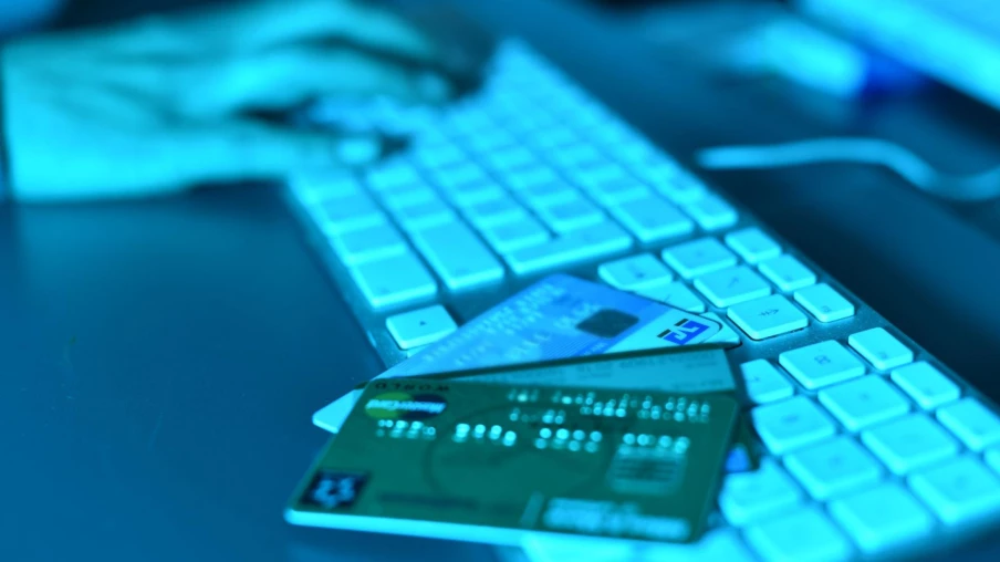 Arnaques financières sur les réseaux sociaux : modération défaillante