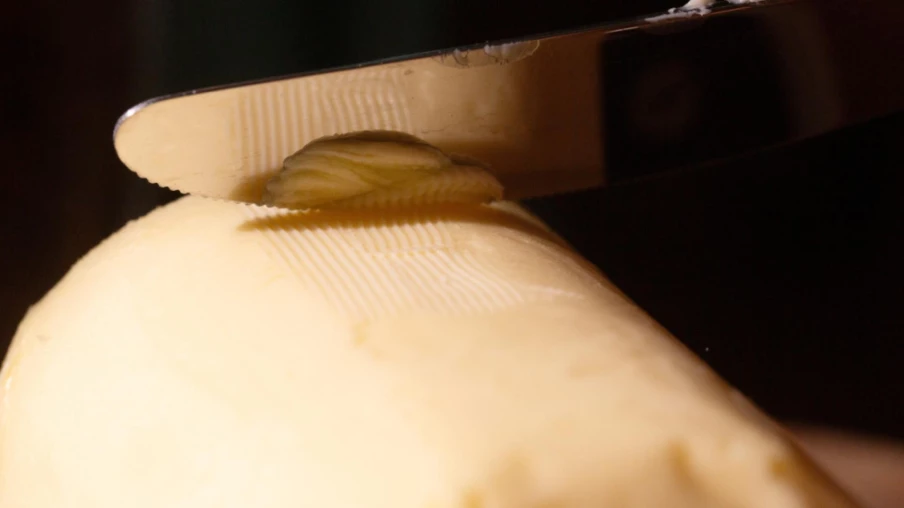 Surproduction de lait en Suisse : excédent et stocks de beurre