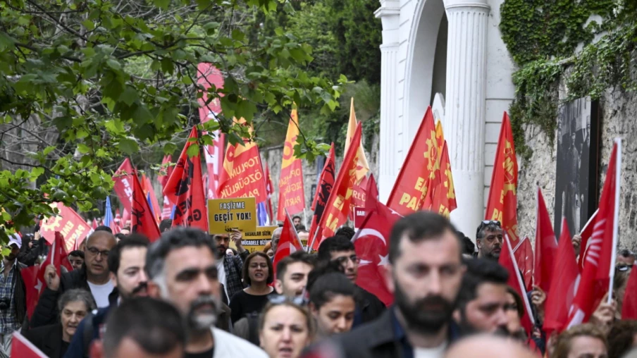 Après des manifestations, le chef du CHP appelle à la résistance