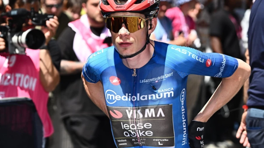 Jonas Vingegaard gagne à Pila et prend le maillot rose du Giro