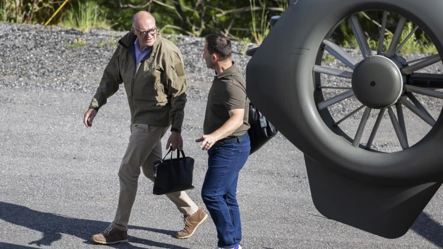 Le ministre de la Défense Martin Pfister soutient les sinistrés de Blatten (VS) après la catastrophe