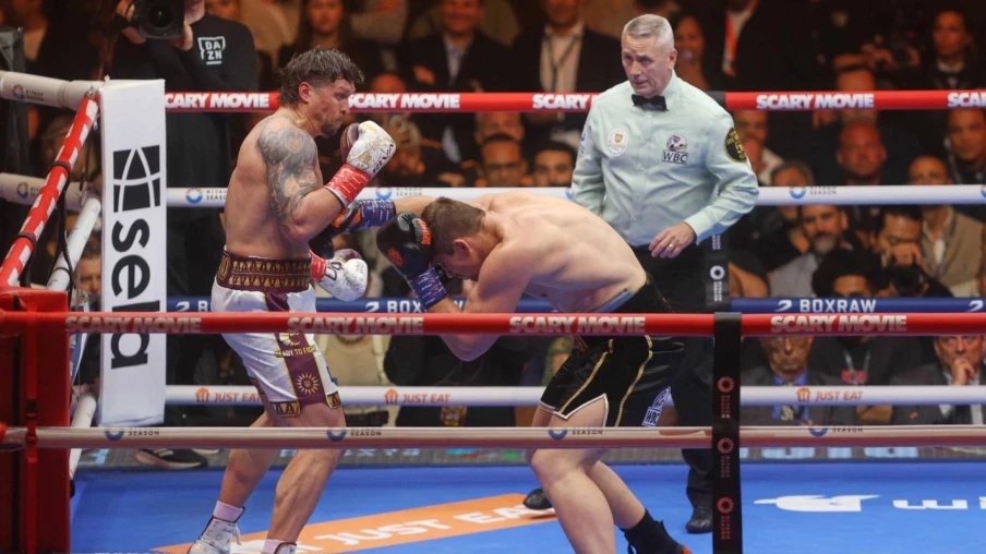 Usyk conserve ses ceintures après arrêt controversé contre Verhoeven
