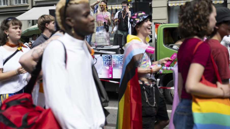 Manifestation à Berne : des centaines de participants au Christopher Street Day contre la discrimination LGBT