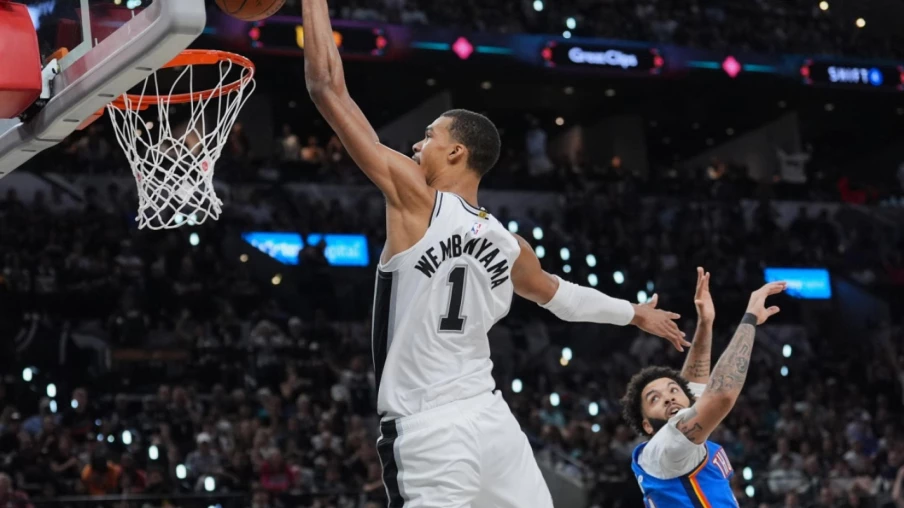 Les Spurs dominent le Thunder 103-82 et égalisent 2-2 (Wemby 33 pts)