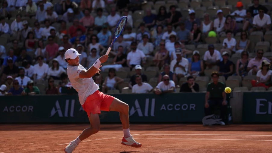 Casper Ruud victime d'un coup de chaud à Roland-Garros, qualifié