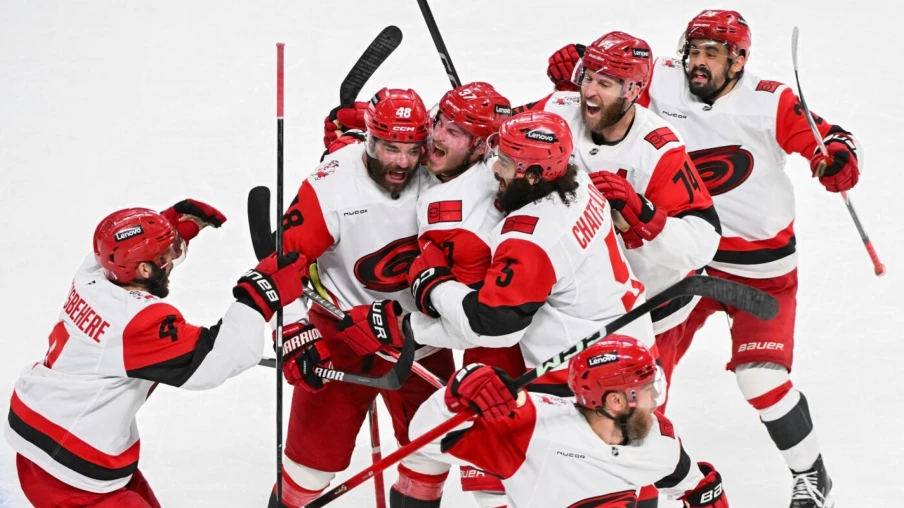 Les Hurricanes mènent 2-1 face à Montréal après prolongation