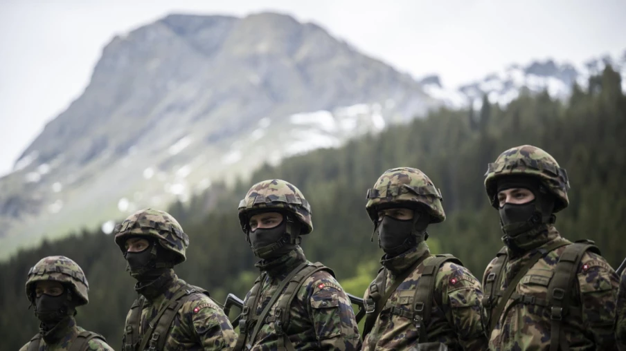 Sécurité mondiale : 86% des Suisses inquiets, soutien à l'armée