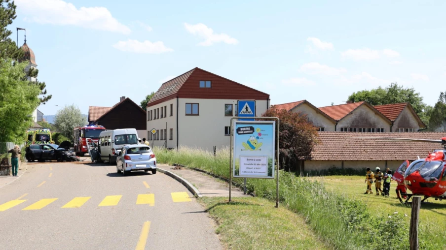 Accident à Bonfol : bus scolaire impliqué, trois blessés