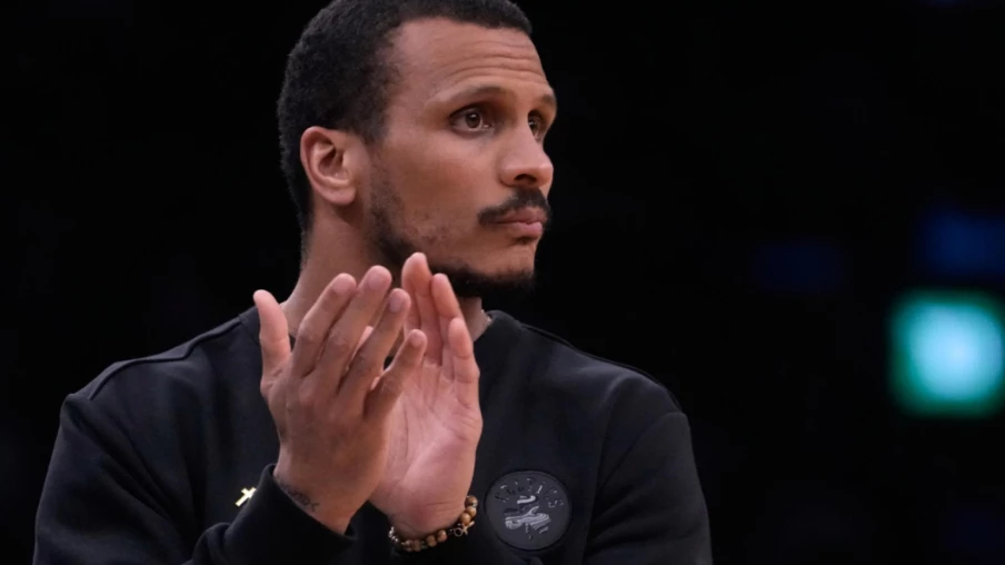 Joe Mazzulla (Celtics) élu meilleur entraîneur NBA 2025-26