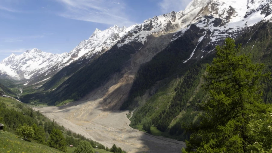 Glissement de terrain au Petit Nesthorn : la montagne reste instable après la rupture du glacier de Blatten Glissement de terrain au Petit Nesthorn : la montagne reste instable après la rupture du glacier de Blatten