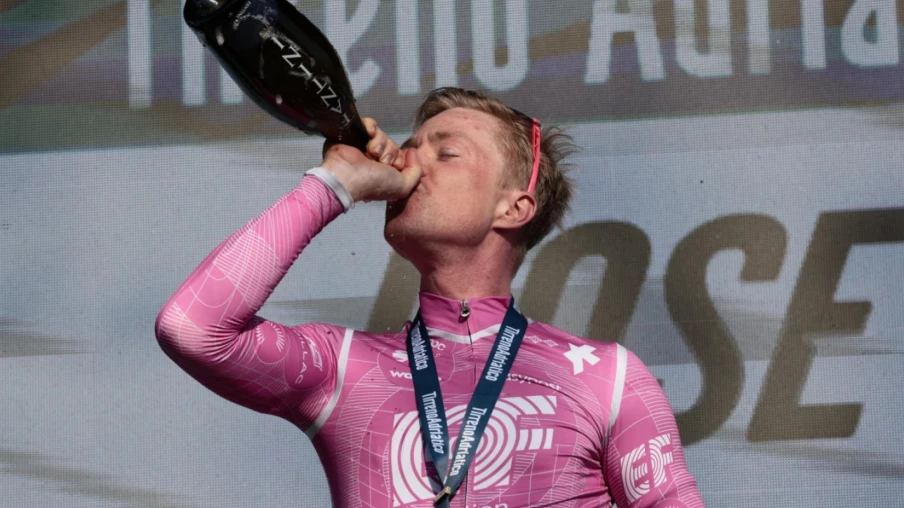Michael Valgren, miraculé, remporte la 17e étape du Giro à Andalo