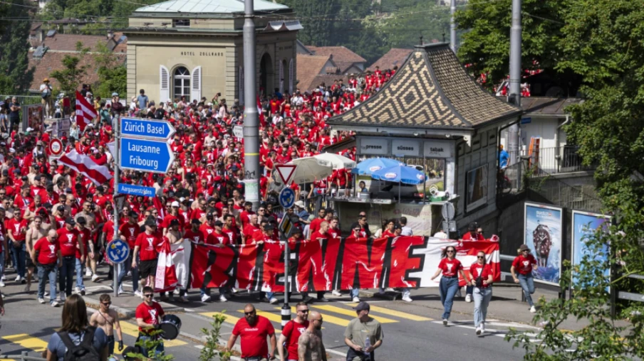 Plus de 12 000 supporters du FC Bienne défilent à Berne avant la finale historique de la Coupe de Suisse