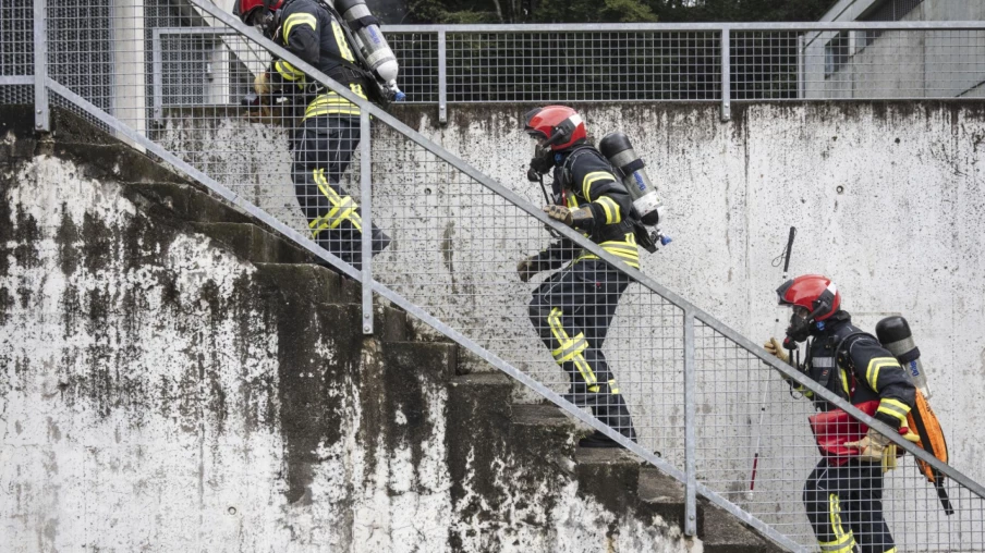Gros incendie sur le toit d'un immeuble en travaux à Viganello (TI)