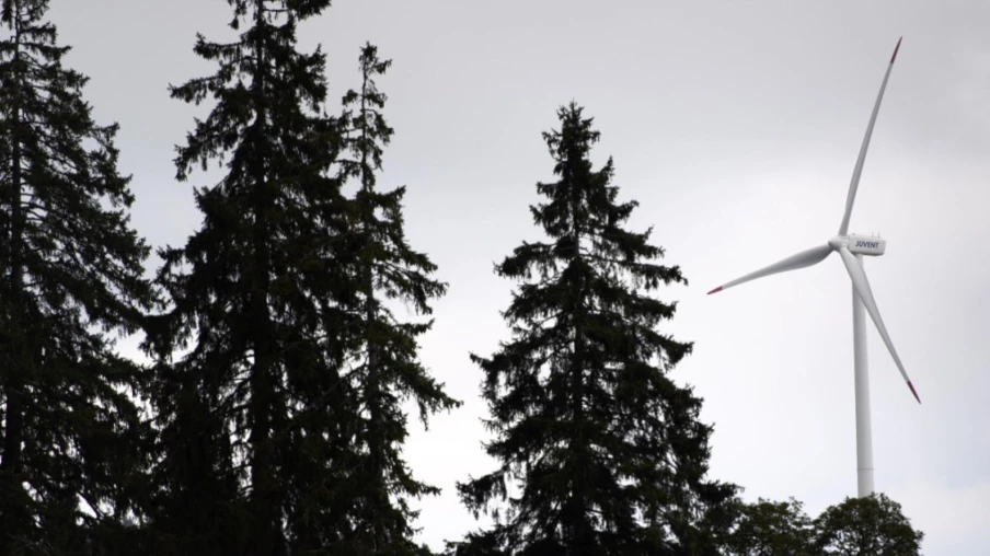 Les ONG suisses dénoncent les initiatives bloquant l'éolien