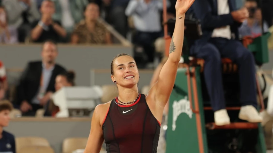 Roland-Garros : Sabalenka bat Osaka 7-5 6-3 et file en quarts