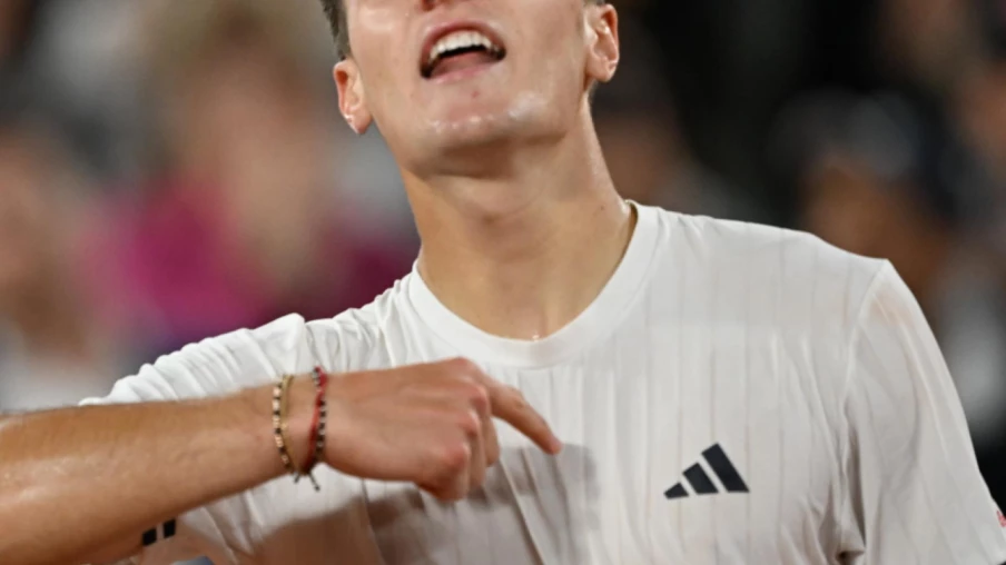 Mensik écarte Fonseca à Roland-Garros et rejoint Zverev en demi-finale