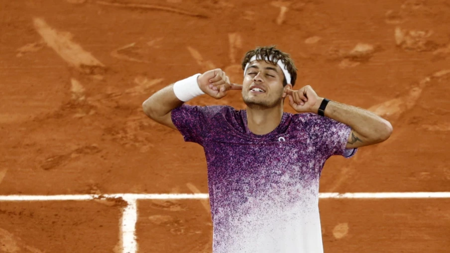 Roland-Garros : Flavio Cobolli bat Auger-Aliassime et file en demies